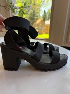 UNIONBAY Black Chunky Lug-Heel Sandals